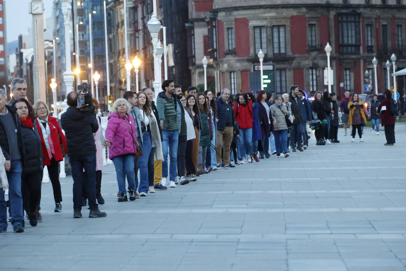 Cadena humana contra el racismo en Gijón