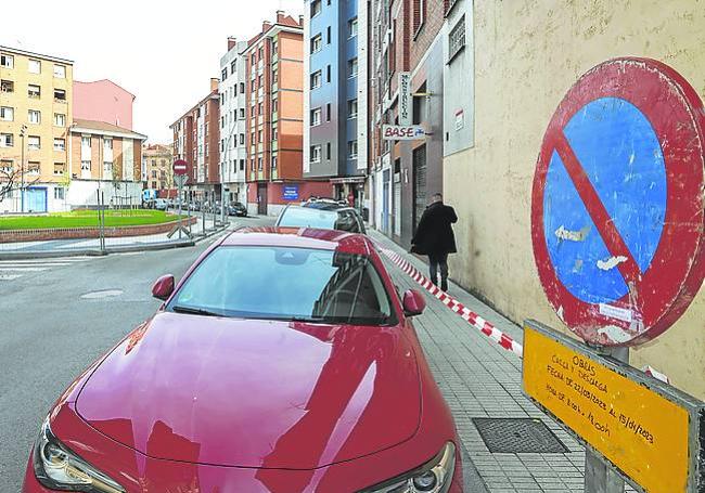 Señal que informa de las restricciones de estacionamiento en la calle Bolivia a partir de mañana.