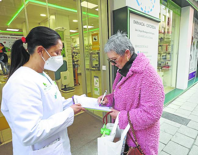 Mari Luz Martínez acudió a la farmacia de la calle Los Andes para firmar en contra del trazado del carril bici elegido.