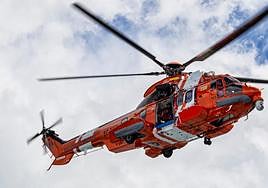 Rescatan grave a un asturiano que cayó al mar cuando pescaba en Camariñas