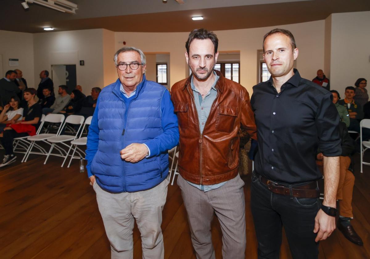 El presidente del Ateneo Álvaro Muñiz, Igor Paskual y Javier Barrio.