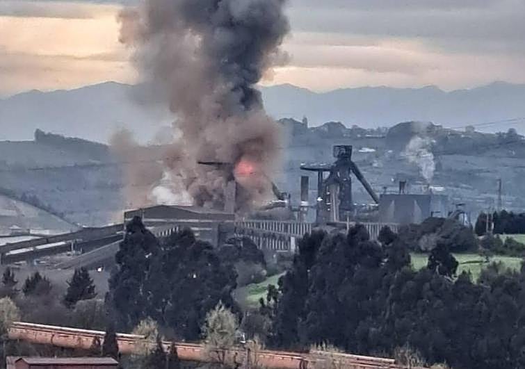 Así se vio la columna de humo del incendio en Arcelor en Gijón.