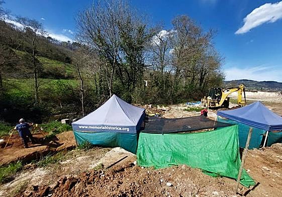 Trabajos en la fosa común de El Rellán.