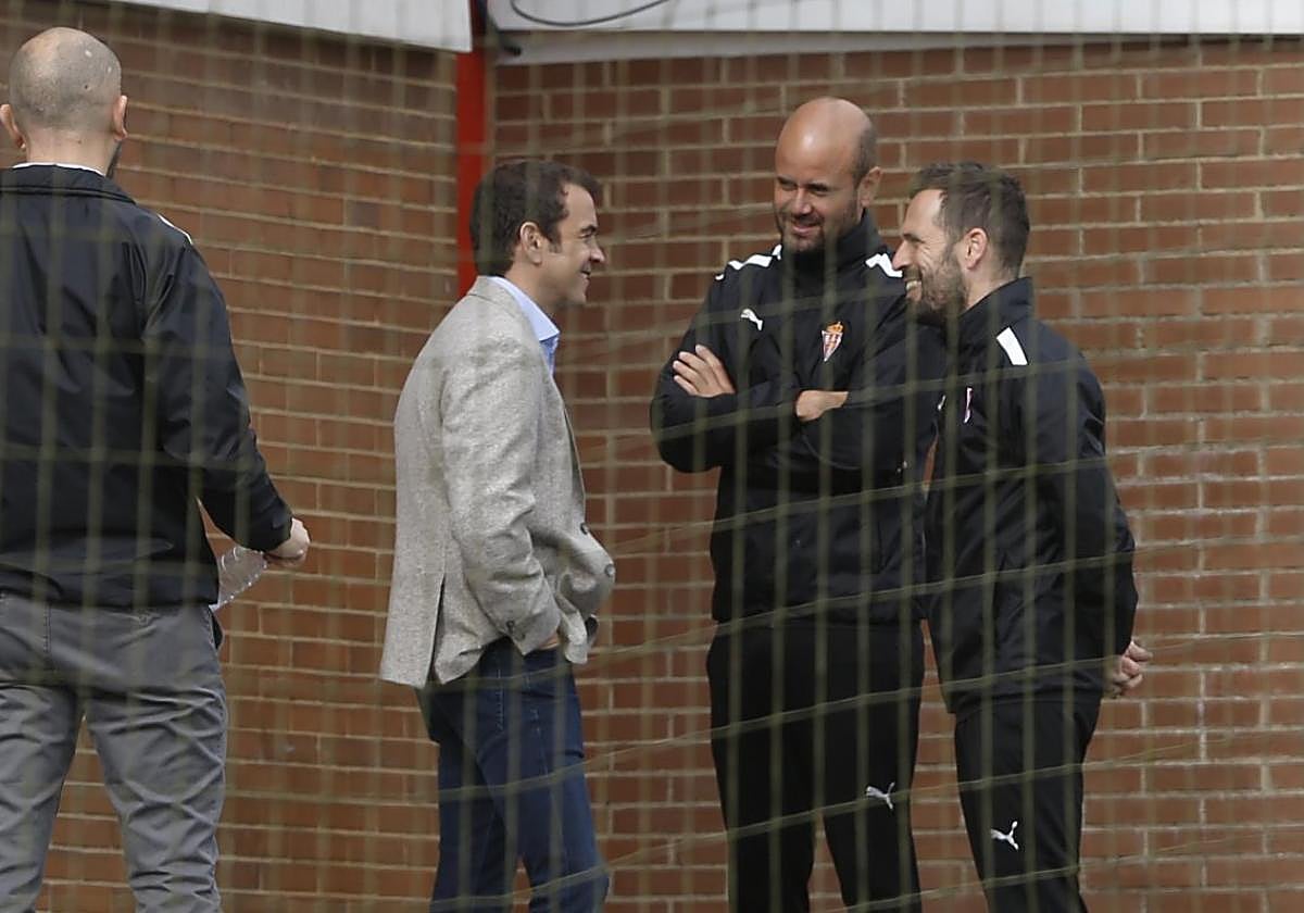 José Riestra, ayer, con Ramírez y Endika Gabiña.