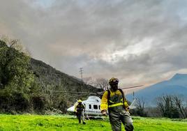 Efectivos de bomberos en Tineo.