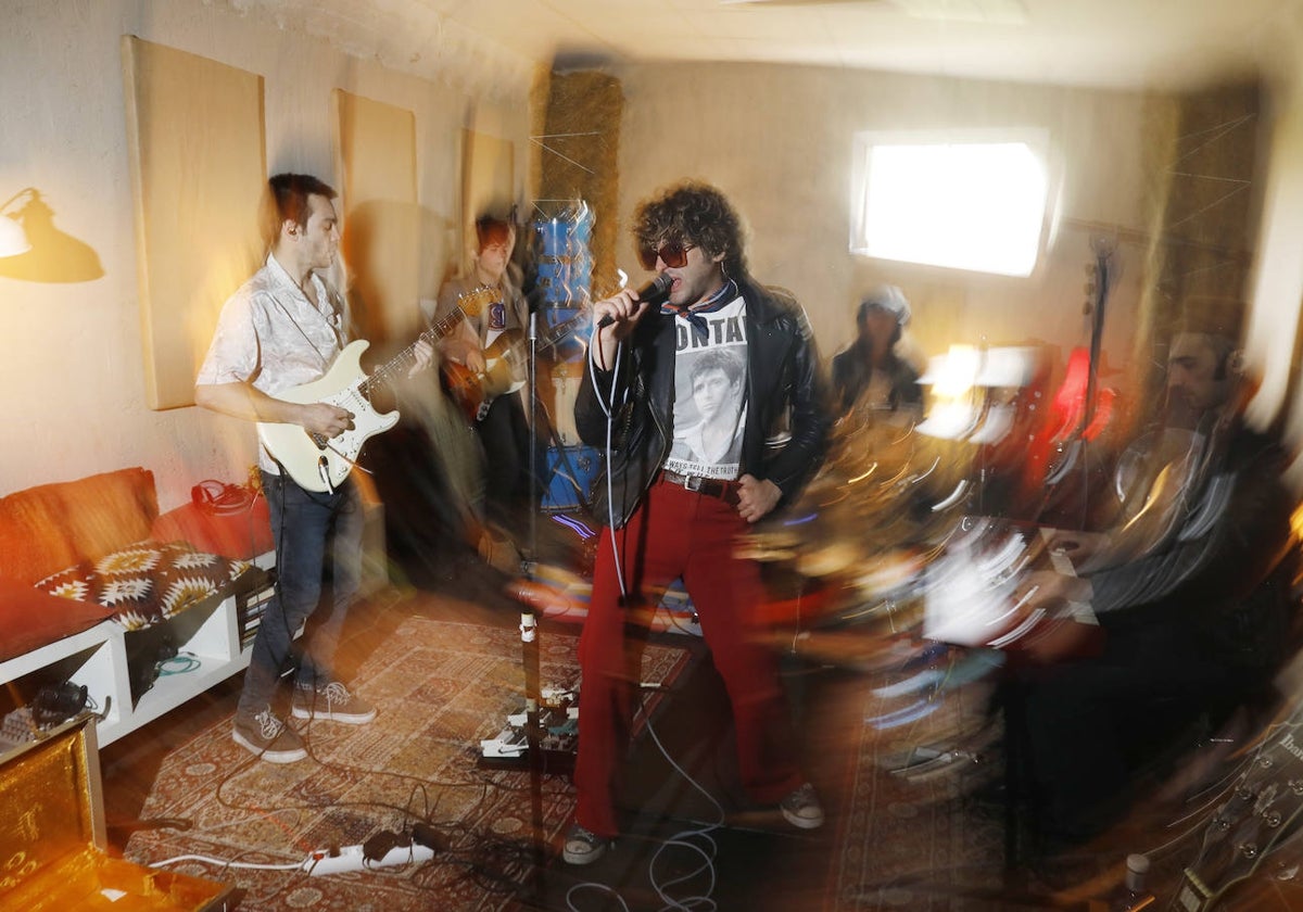 Maximiliano Calvo, en su local ensayo de Fonciero, en Gijón, con su banda.