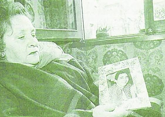 Haydée Cécere, con el retrato de su hijo en la mano.