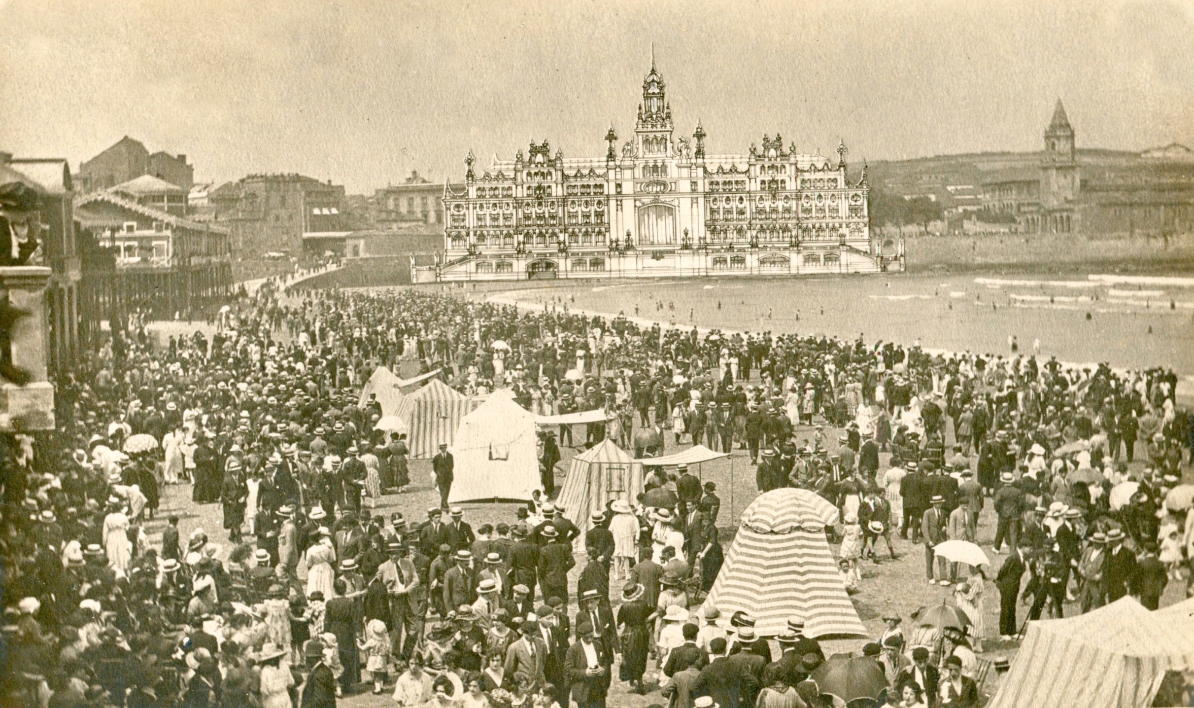 Montaje con proyecto de hotel y casino en la playa de Gijón en 1922.