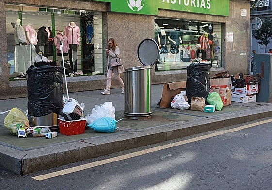 Envases amontonados junto a los contenedores, hoy en Gijón.