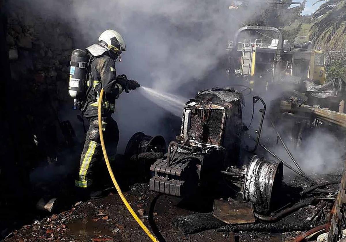 Bomberos trabajan en la extinción de las llamas en Grado.
