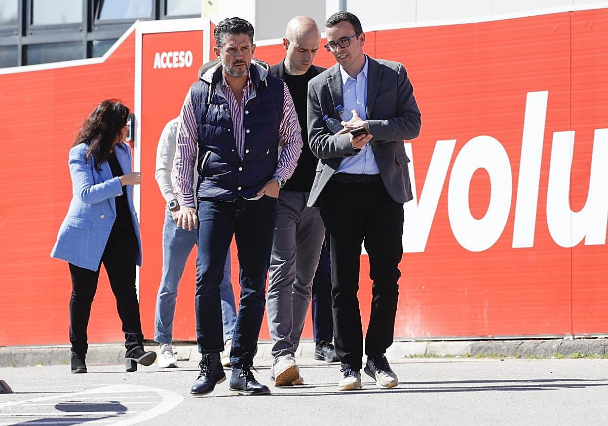 Irarragorri, ayer, con Carlos Llamas, director de Comunicación.