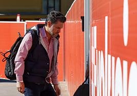 Alejandro Irarragorri, presidente del consejo del Sporting y del Grupo Orlegi, ayer, a su llegada a Mareo con semblante serio.