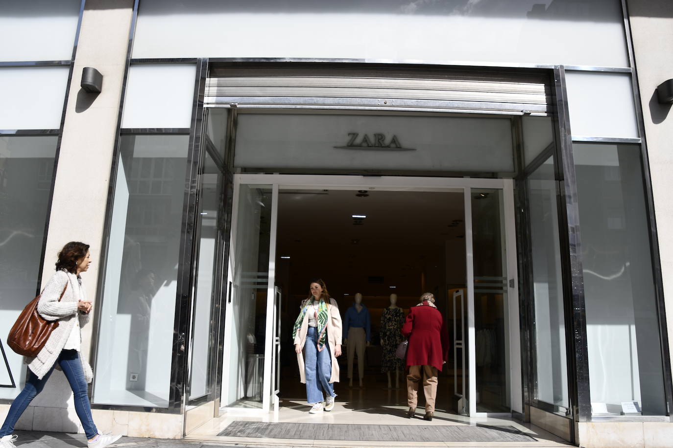 Adiós a Zara en Avilés entre aplausos y lágrimas