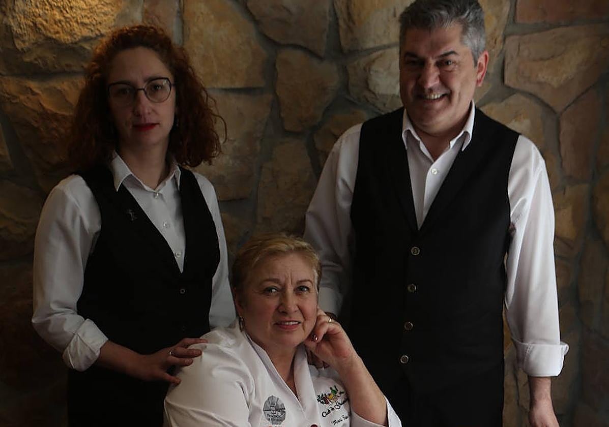 Seila, María y José Luis en el popular establecimiento ovetense.