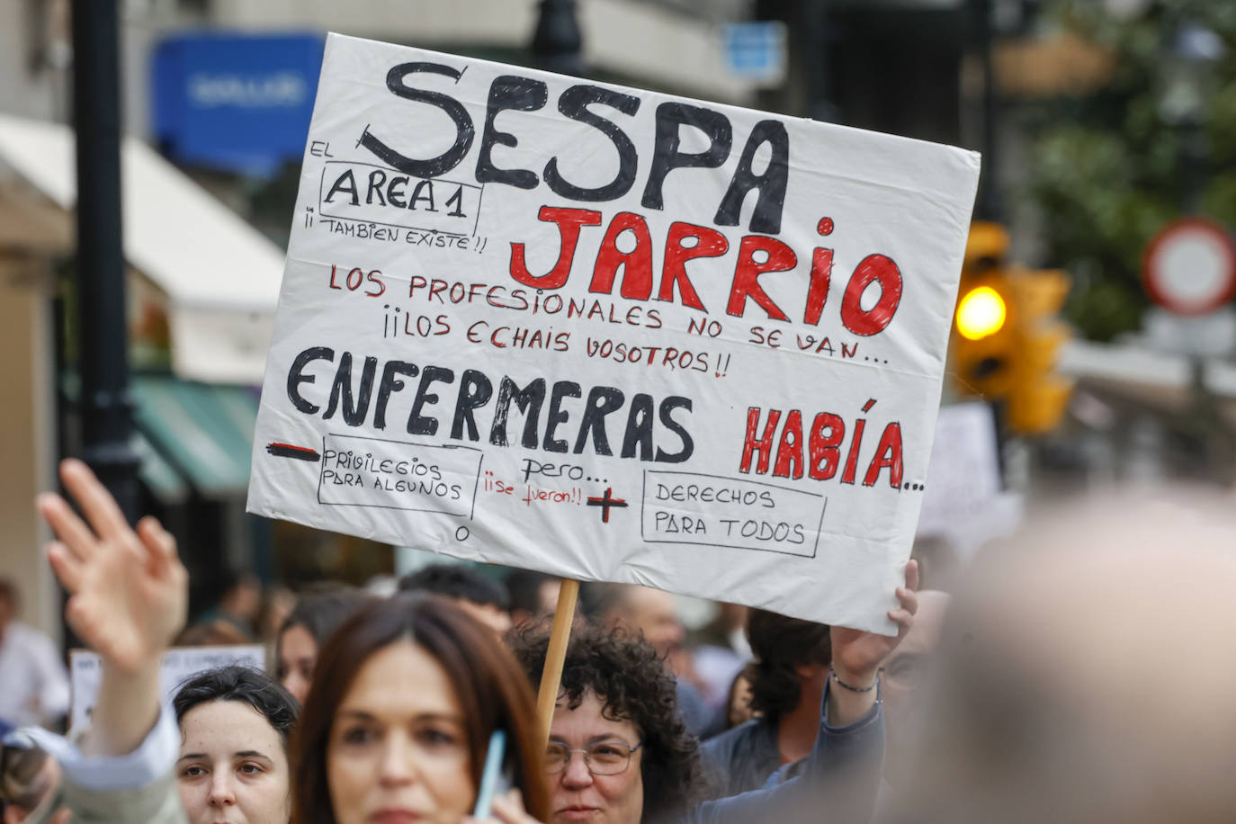 Multitudinaria protesta de sanitarios en Gijón: «No es por dinero, consejero»