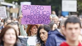 En imágenes: Multitudinaria protesta de sanitarios en Gijón: «No es por dinero, consejero»