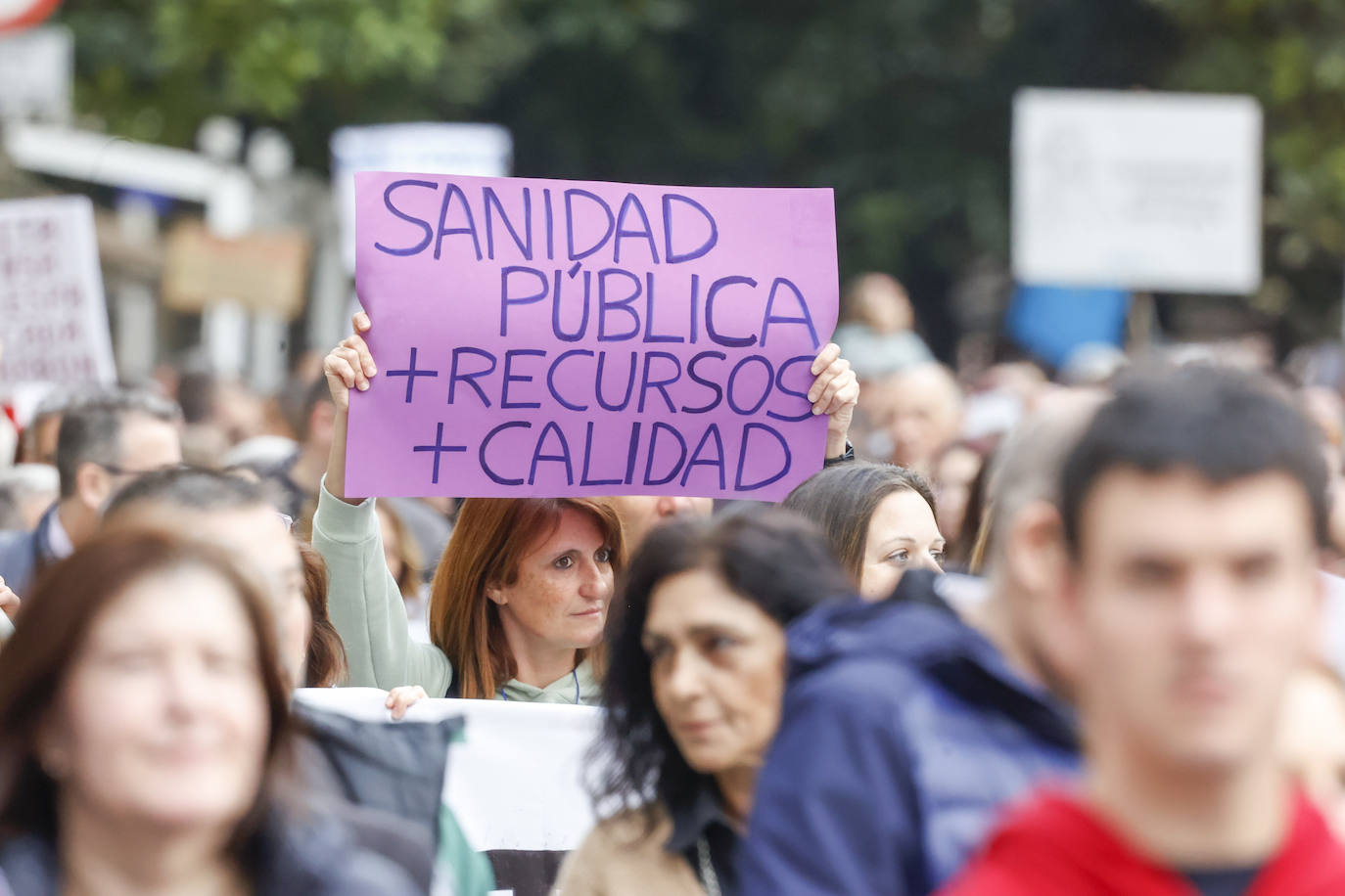 Multitudinaria protesta de sanitarios en Gijón: «No es por dinero, consejero»