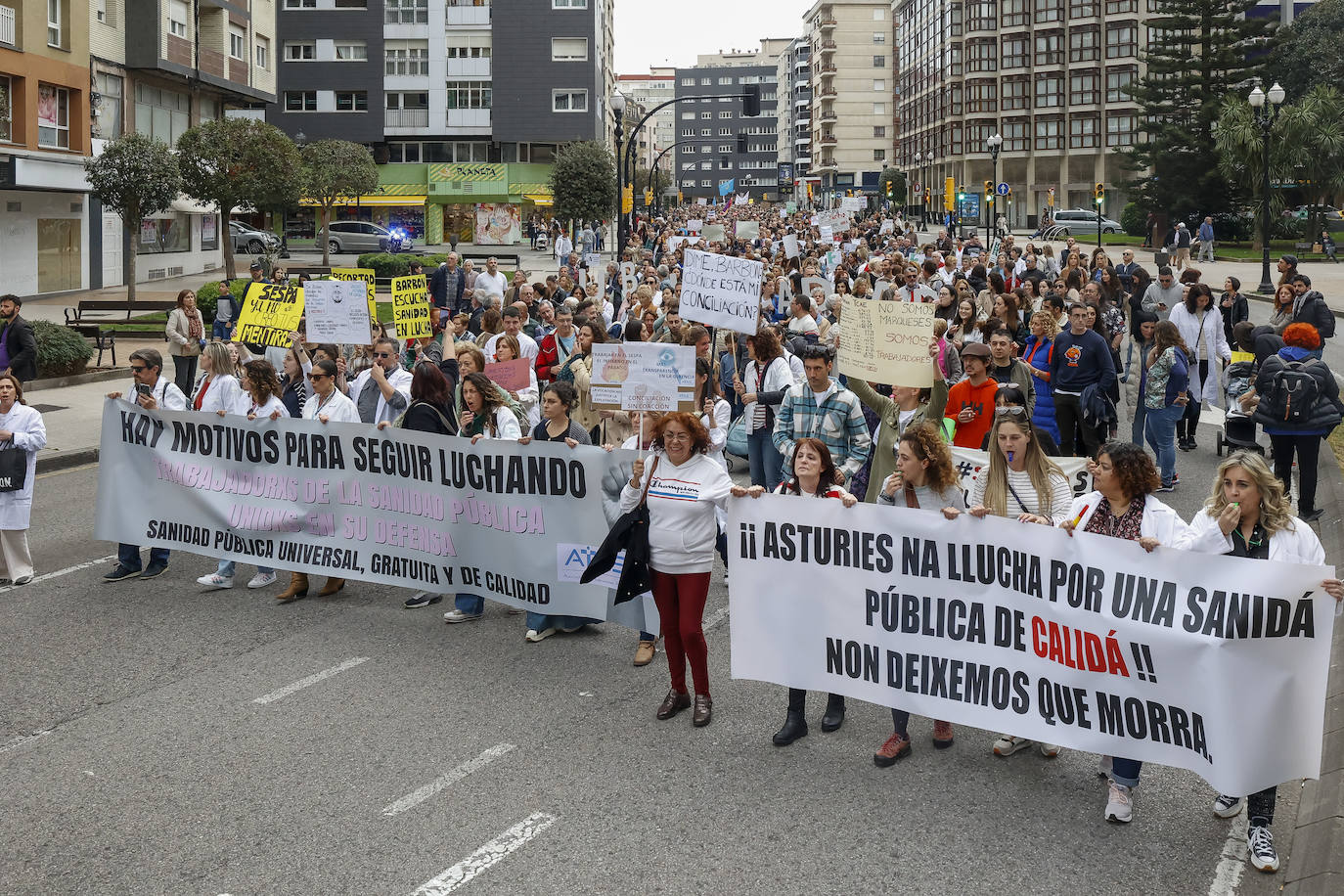 Multitudinaria protesta de sanitarios en Gijón: «No es por dinero, consejero»