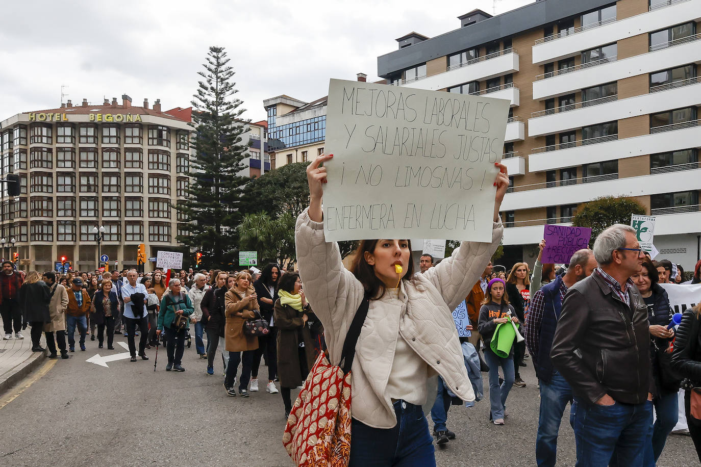 Multitudinaria protesta de sanitarios en Gijón: «No es por dinero, consejero»