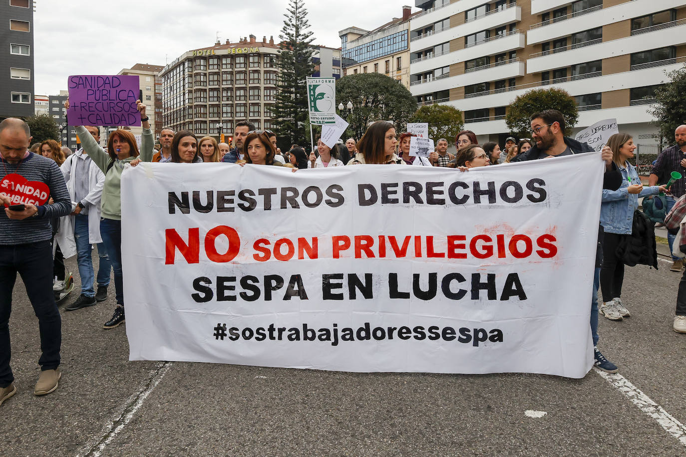 Multitudinaria protesta de sanitarios en Gijón: «No es por dinero, consejero»
