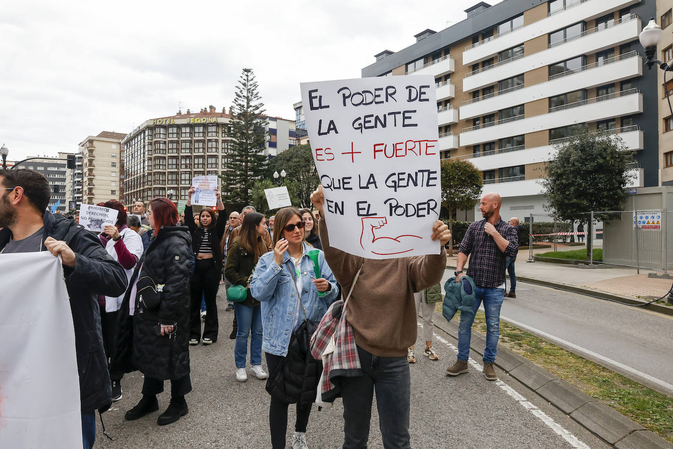 Multitudinaria protesta de sanitarios en Gijón: «No es por dinero, consejero»