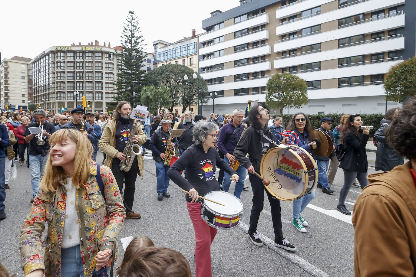 Multitudinaria protesta de sanitarios en Gijón: «No es por dinero, consejero»