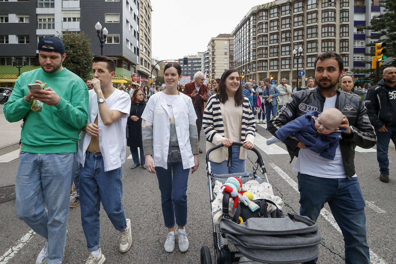 Multitudinaria protesta de sanitarios en Gijón: «No es por dinero, consejero»