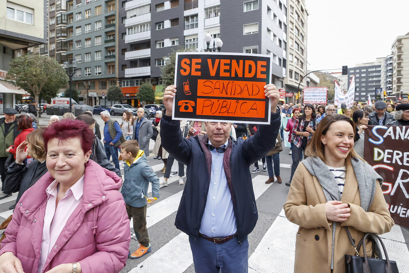 Multitudinaria protesta de sanitarios en Gijón: «No es por dinero, consejero»