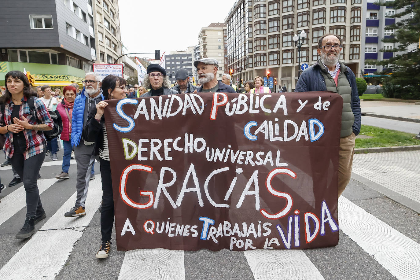 Multitudinaria protesta de sanitarios en Gijón: «No es por dinero, consejero»