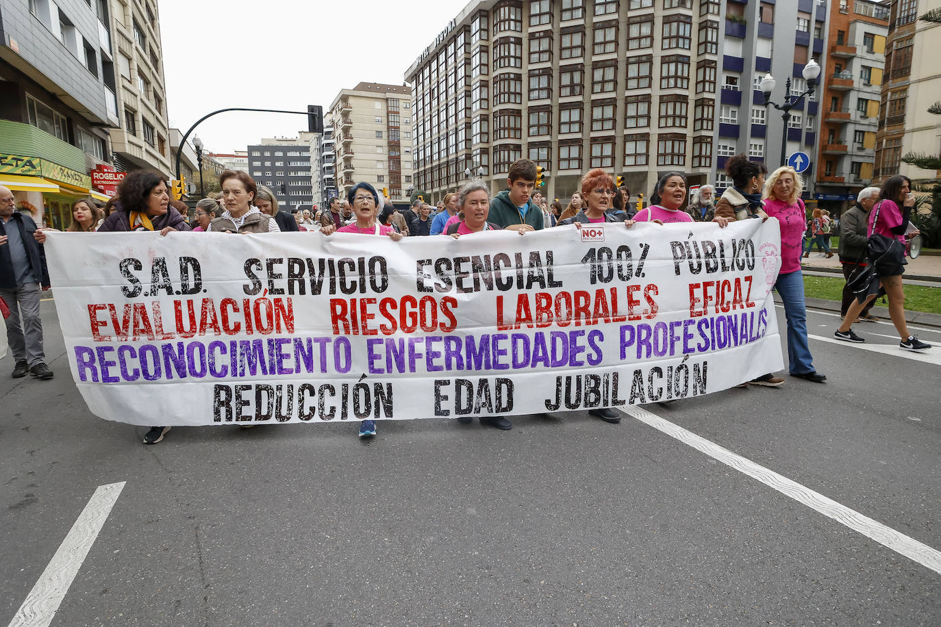Multitudinaria protesta de sanitarios en Gijón: «No es por dinero, consejero»