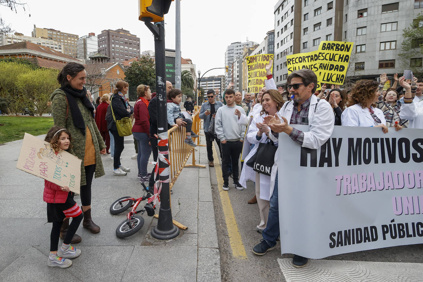 Multitudinaria protesta de sanitarios en Gijón: «No es por dinero, consejero»
