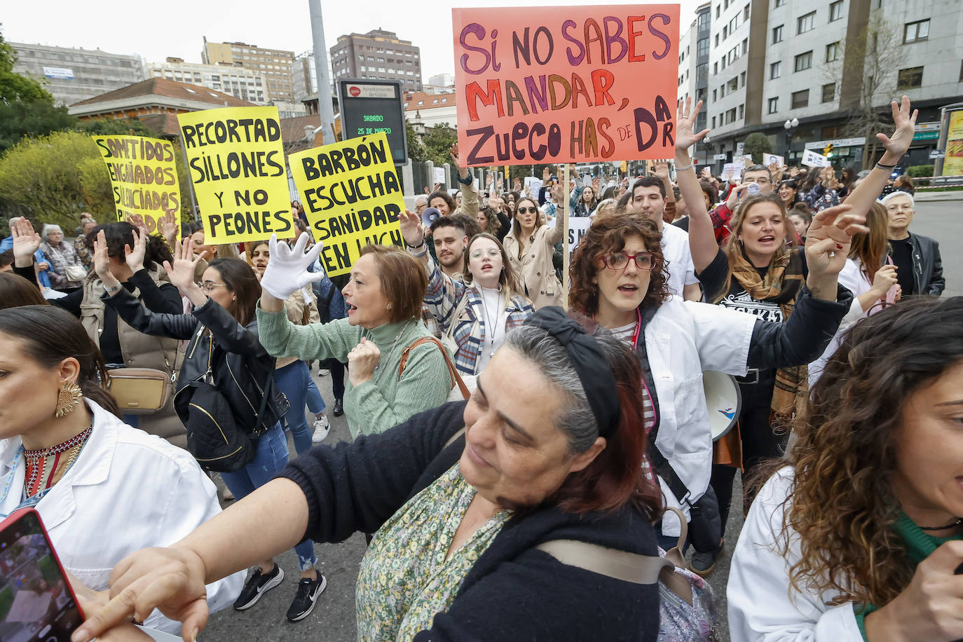 Multitudinaria protesta de sanitarios en Gijón: «No es por dinero, consejero»