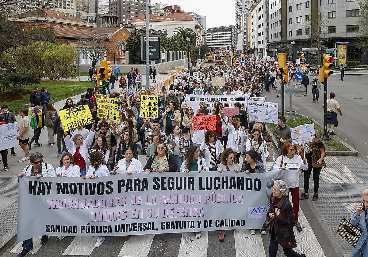 5.000 personas claman en las calles de Gijón por una sanidad pública mejor gestionada
