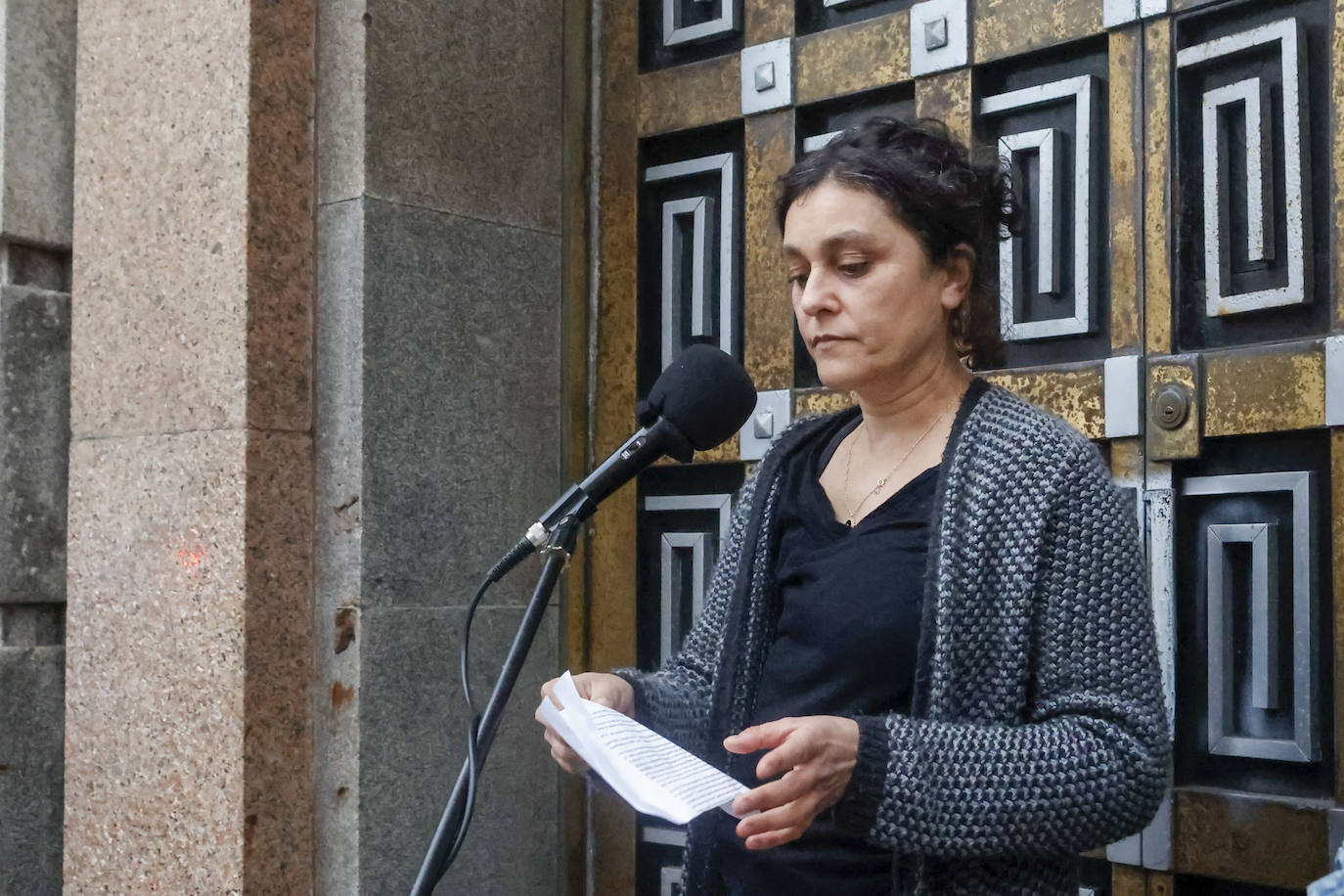 Multitudinaria protesta de sanitarios en Gijón: «No es por dinero, consejero»