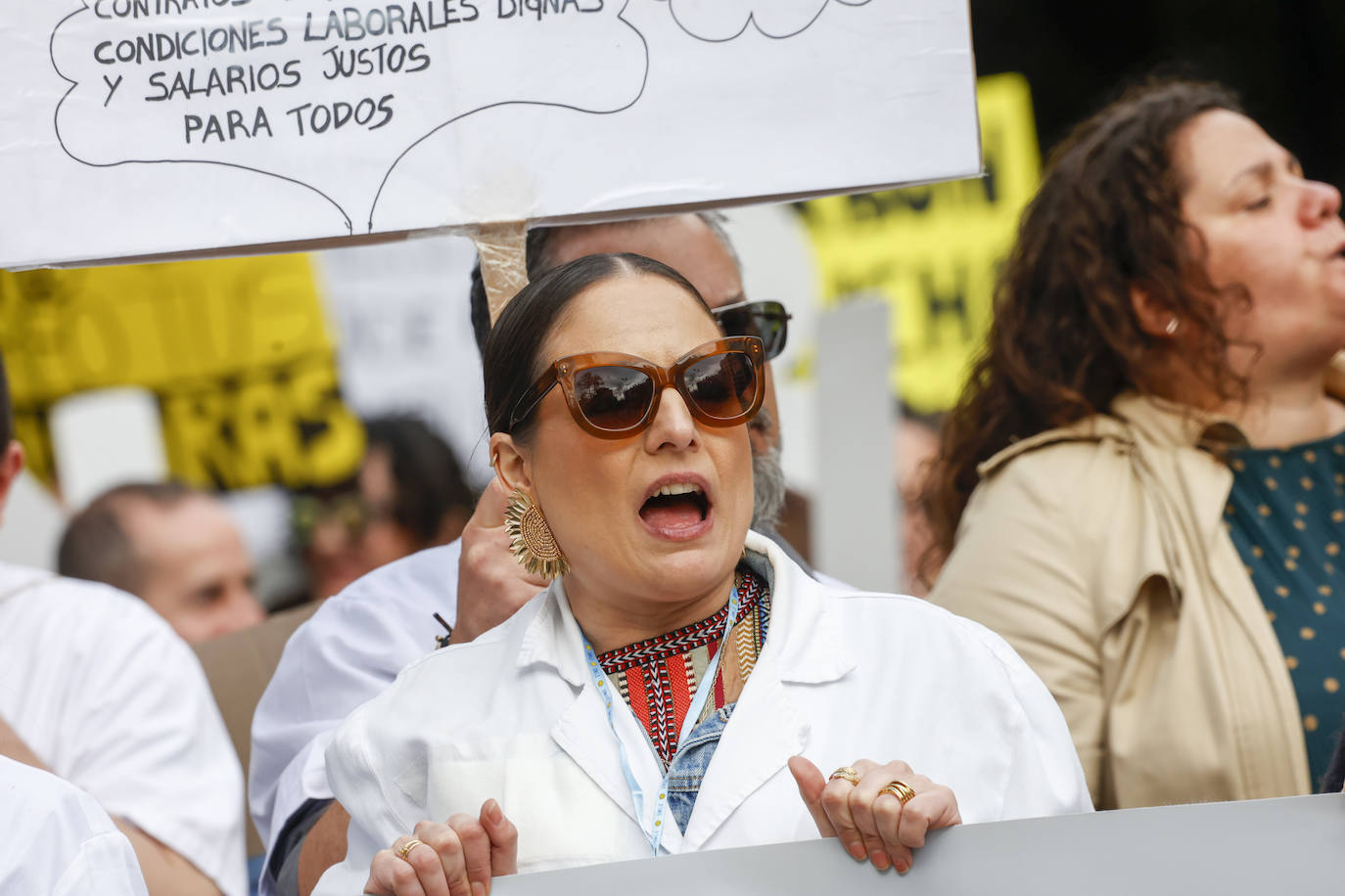 Multitudinaria protesta de sanitarios en Gijón: «No es por dinero, consejero»
