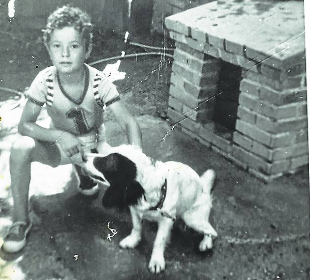 De niño, con su perro.