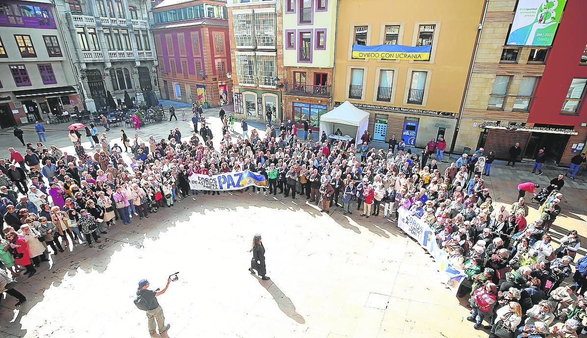 Unos 300 integrantes de coros asturianos cantan al unísono en la plaza del Ayuntamiento. fotos: alex piña