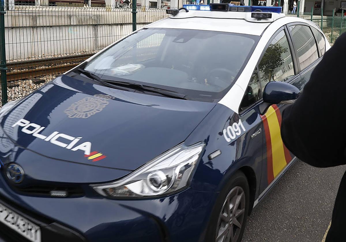 Un coche de la Policía Nacional en Gijón.