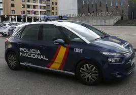Un coche de la Policía Nacional en Gijón.