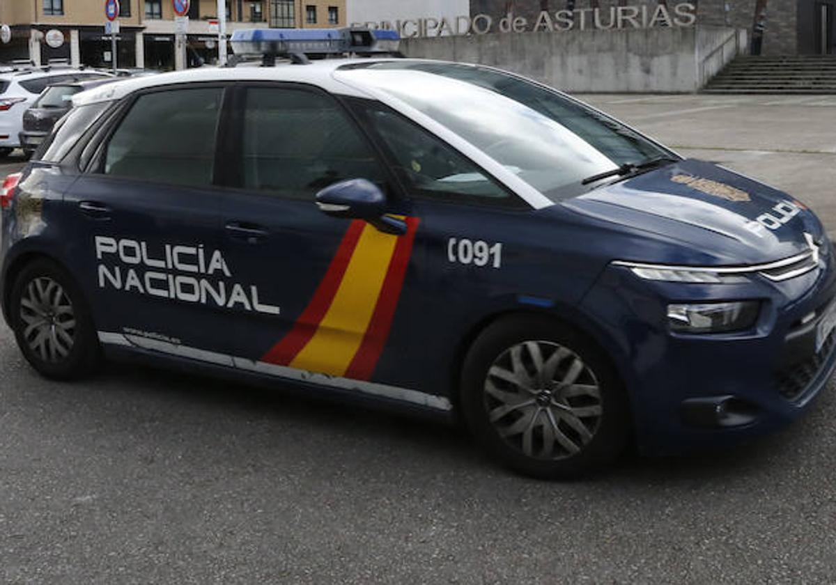 Un coche de la Policía Nacional en Gijón.