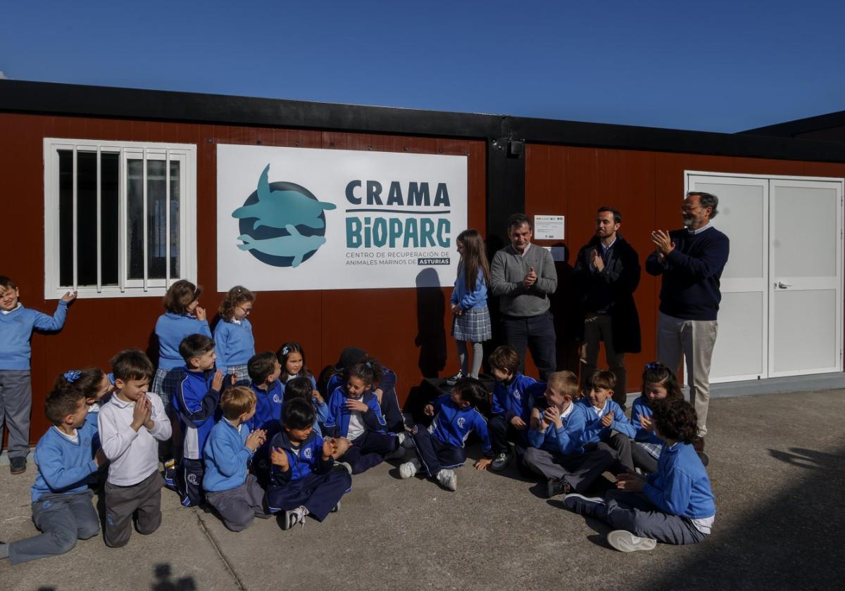 El director del Acuario de Gijón, Alejandro Beneit; el director general de Medio Natural y Planificación Rural, David Villar, y el director de la Fundación Bioparc, Fernando Gonzalez Sitges, aplauden después de que Ángela, descubriera el logo y nombre del nuevo centro. Su clase, la de segundo de Primaria del Colegio Sagrada Familia de El Entrego, fue la que ganó el concurso para 'bautizar' las instalaciones.