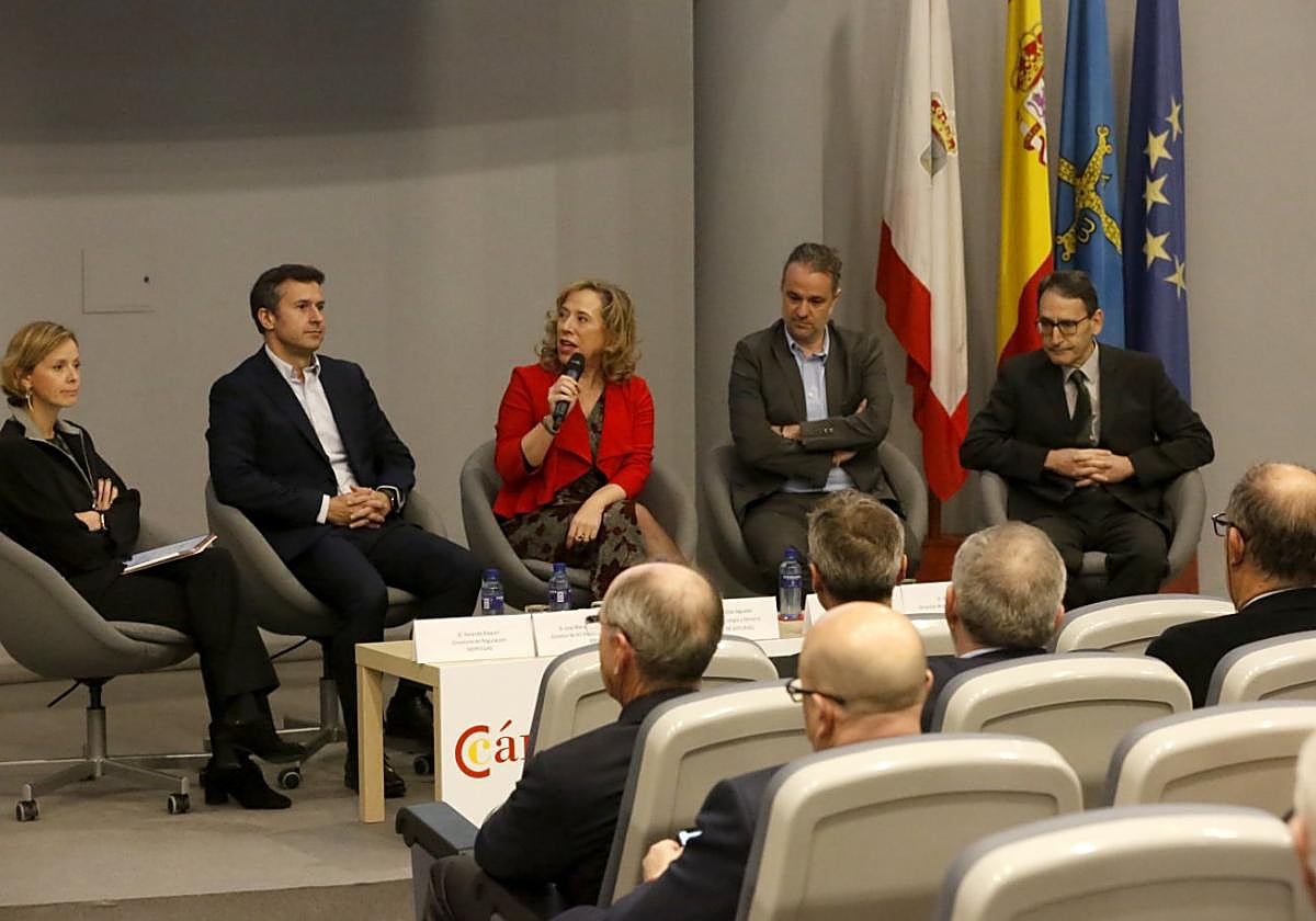 Yolanda Etxauri (Nortegás), José Manuel Pérez (EdP), la directora general de Minería y Energía, Belarmina Díaz; Raúl Jiménez (Enagás) y Gerardo Sahelices (Iberdrola), en la mesa sobre la industria energética.