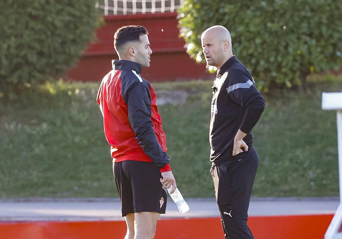 Miguel Ángel Ramírez, ayer, a la vuelta de Las Palmas de Gran Canaria, dialogando con Bruno.