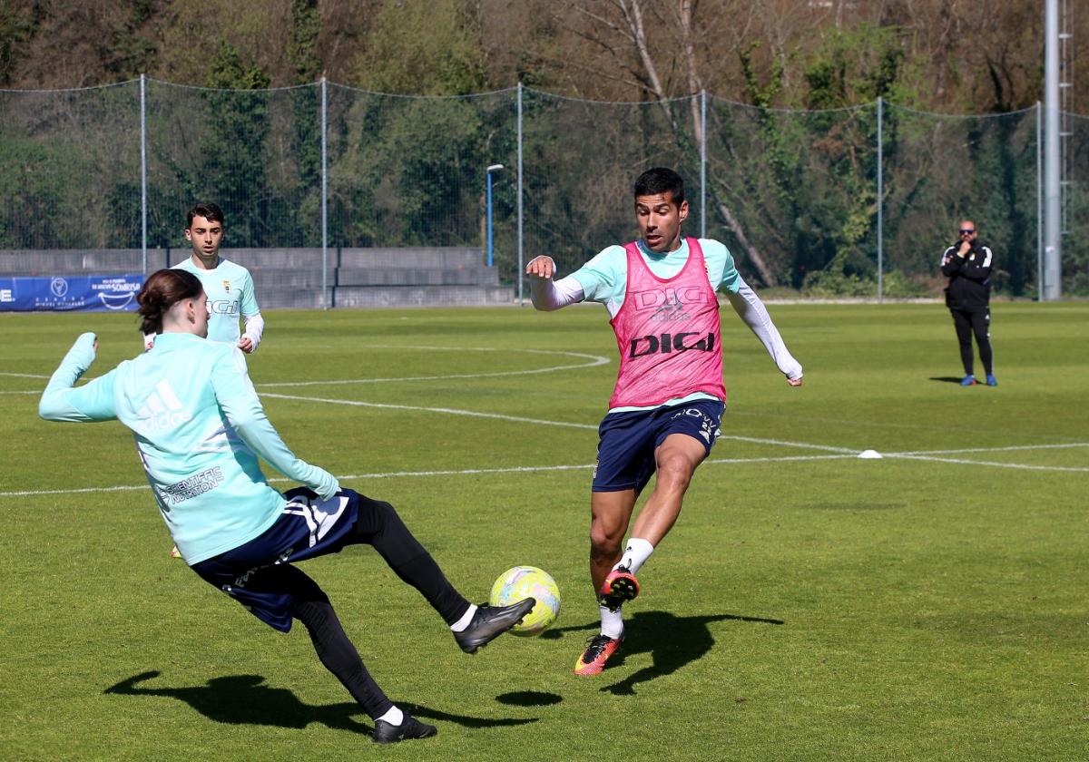 Marcelo Flores trata de tapar un centro de Juanfran en el entrenamiento del pasado viernes.