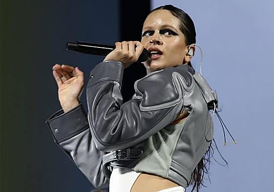 Abucheos del público a Rosalía en pleno concierto