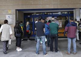 Cola en la Agencia Tributaria de Gijón durante la campaña de la renta pasada.