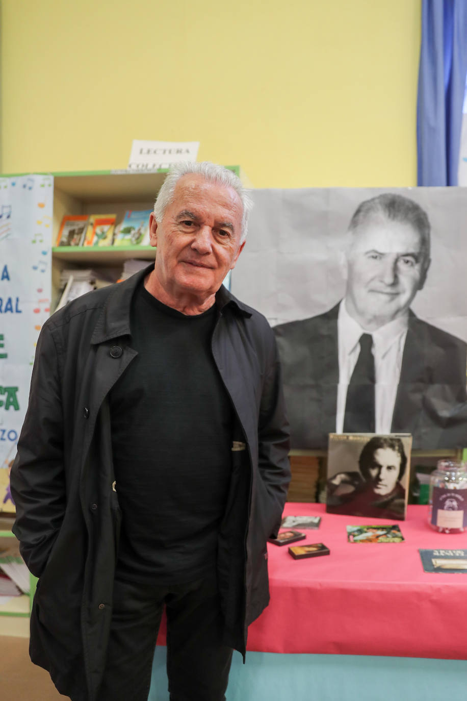 Los escolares del Aniceto Sela descubren a Víctor Manuel