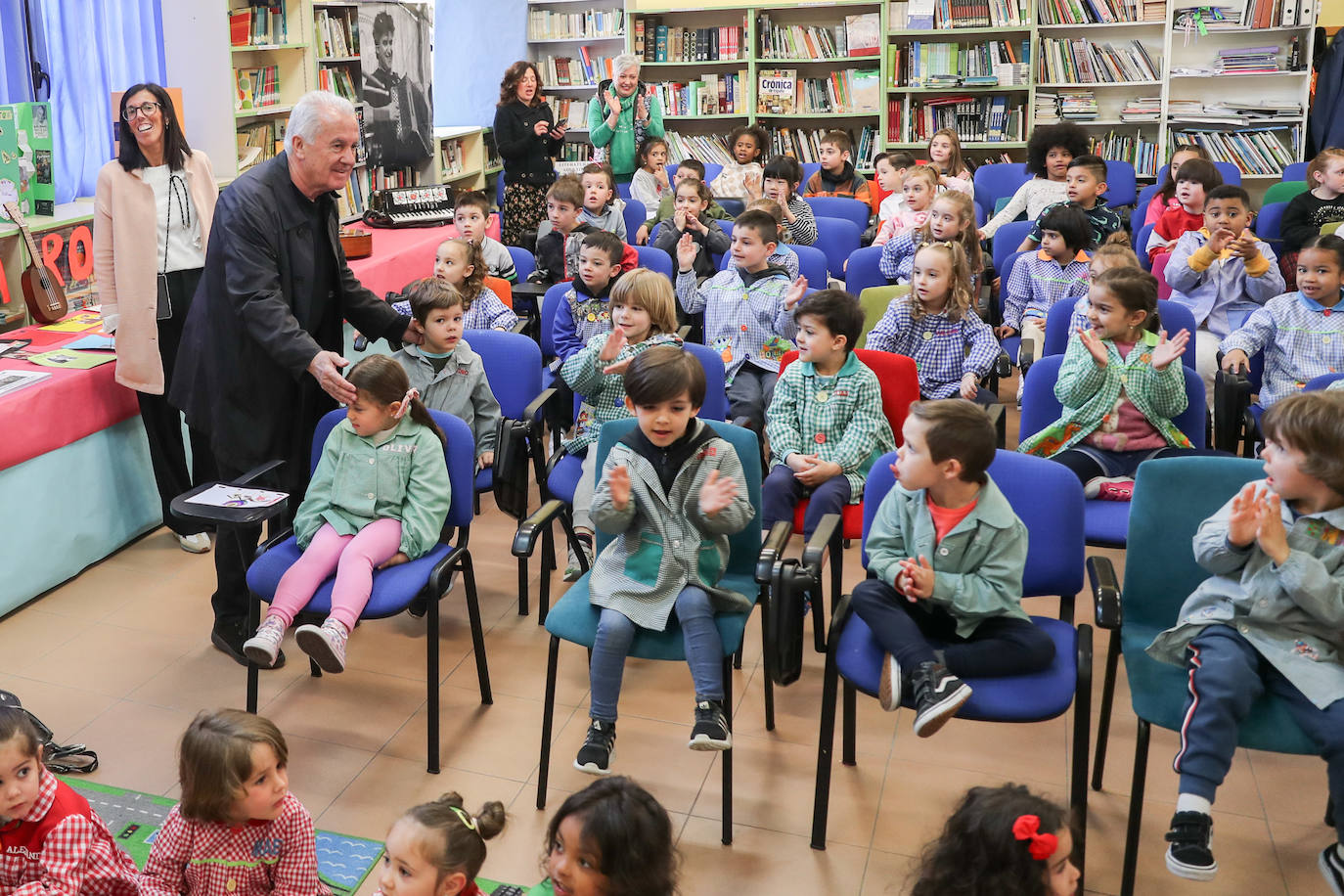 Los escolares del Aniceto Sela descubren a Víctor Manuel