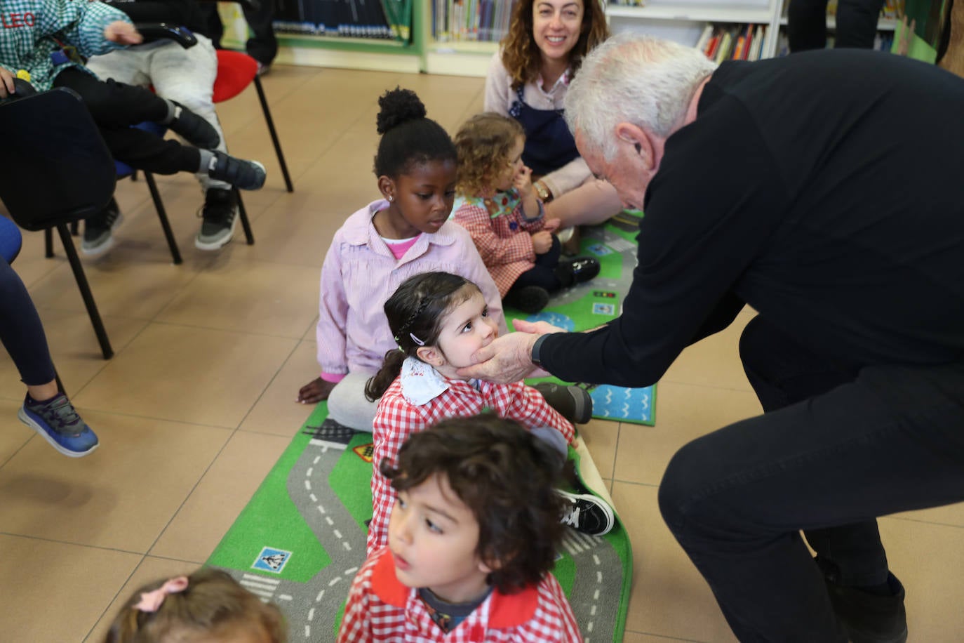Los escolares del Aniceto Sela descubren a Víctor Manuel