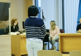 La acusada, en la sala de vistas de la Sección Octava de la Audiencia Provincial, en Gijón.